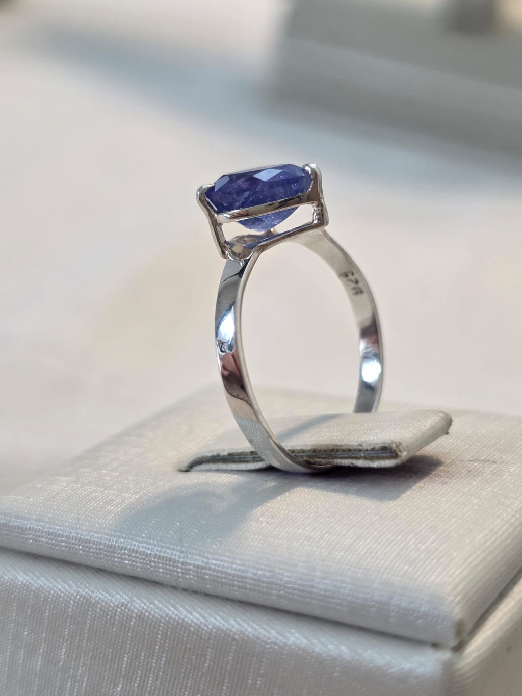 Anel Ukali 02. Anel em Prata 925 e Tanzanita  O aro será ajustado pelo ourives. PREMIUM  Dimensões: 1x0,7cm R$1988