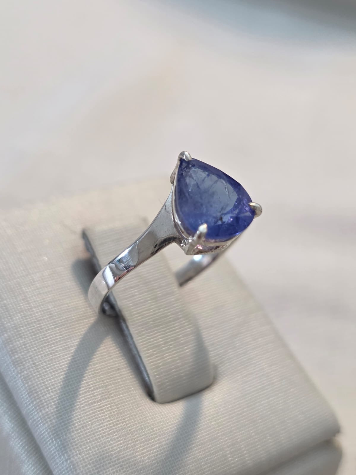 Anel Ukali 02. Anel em Prata 925 e Tanzanita  O aro será ajustado pelo ourives. PREMIUM  Dimensões: 1x0,7cm R$1988