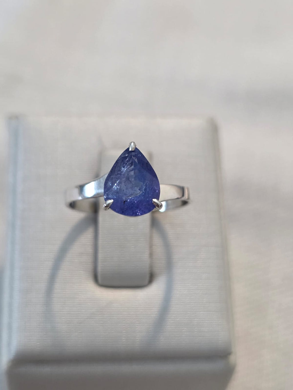 Anel Ukali 02. Anel em Prata 925 e Tanzanita  O aro será ajustado pelo ourives. PREMIUM  Dimensões: 1x0,7cm R$1988
