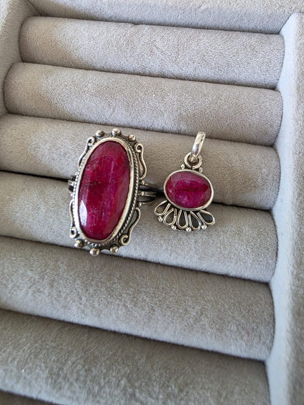 Conjunto Anel em Prata 925 3 Rubi & Pingente  em Prata 925 e Rubi