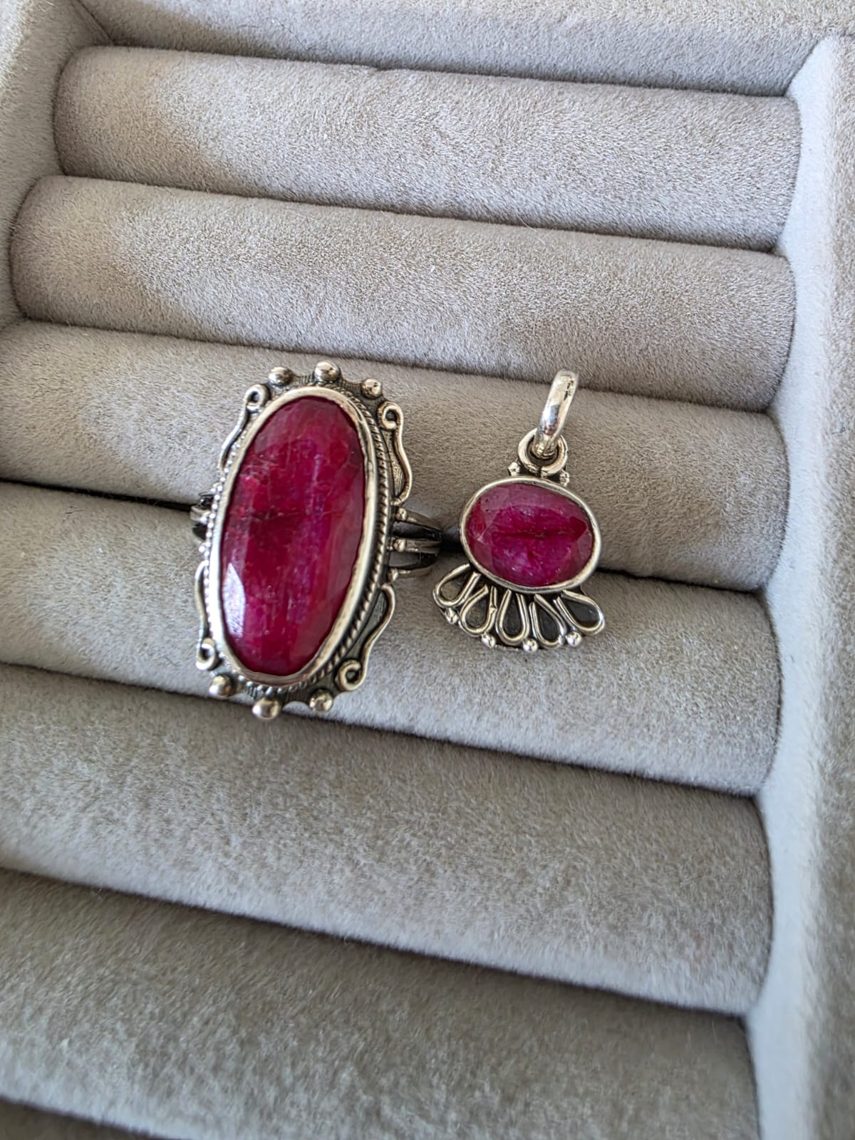 Conjunto Anel em Prata 925 3 Rubi & Pingente  em Prata 925 e Rubi