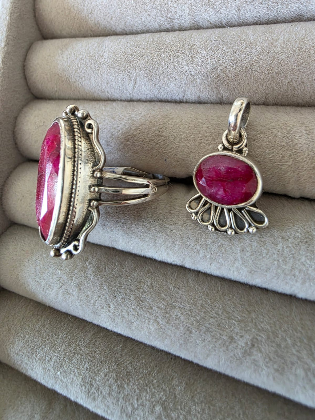 Conjunto Anel em Prata 925 3 Rubi & Pingente  em Prata 925 e Rubi