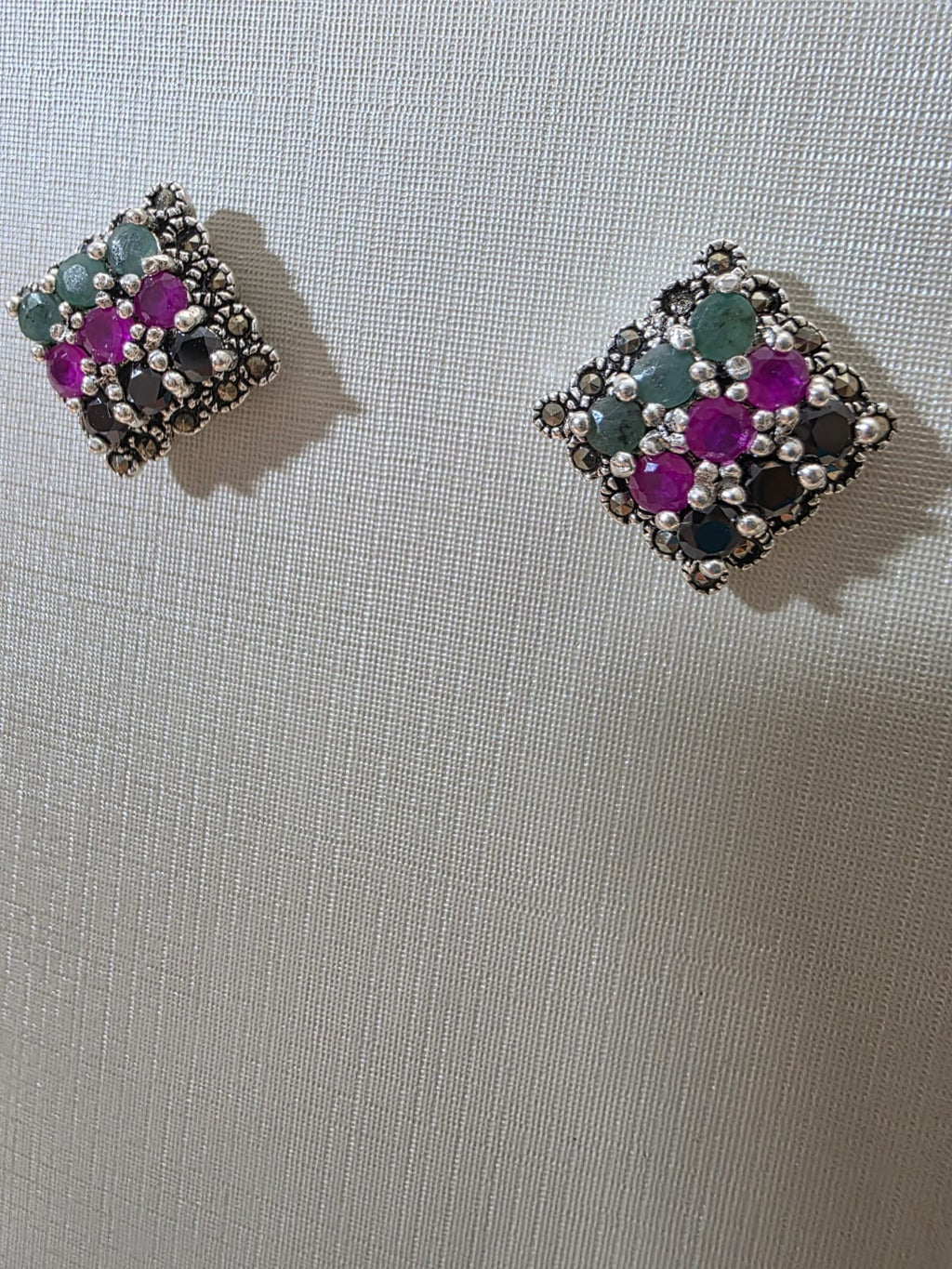 Brinco em Prata 925 e Rubi, Esmeralda e Ônix bf286