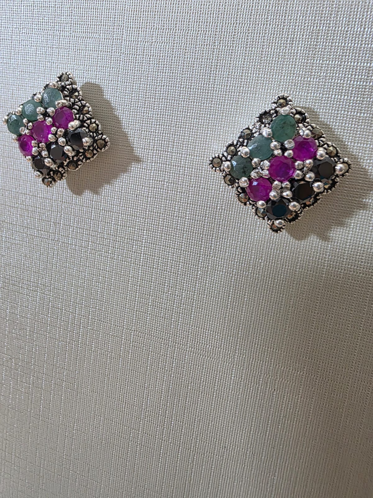 Brinco em Prata 925 e Rubi, Esmeralda e Ônix bf286