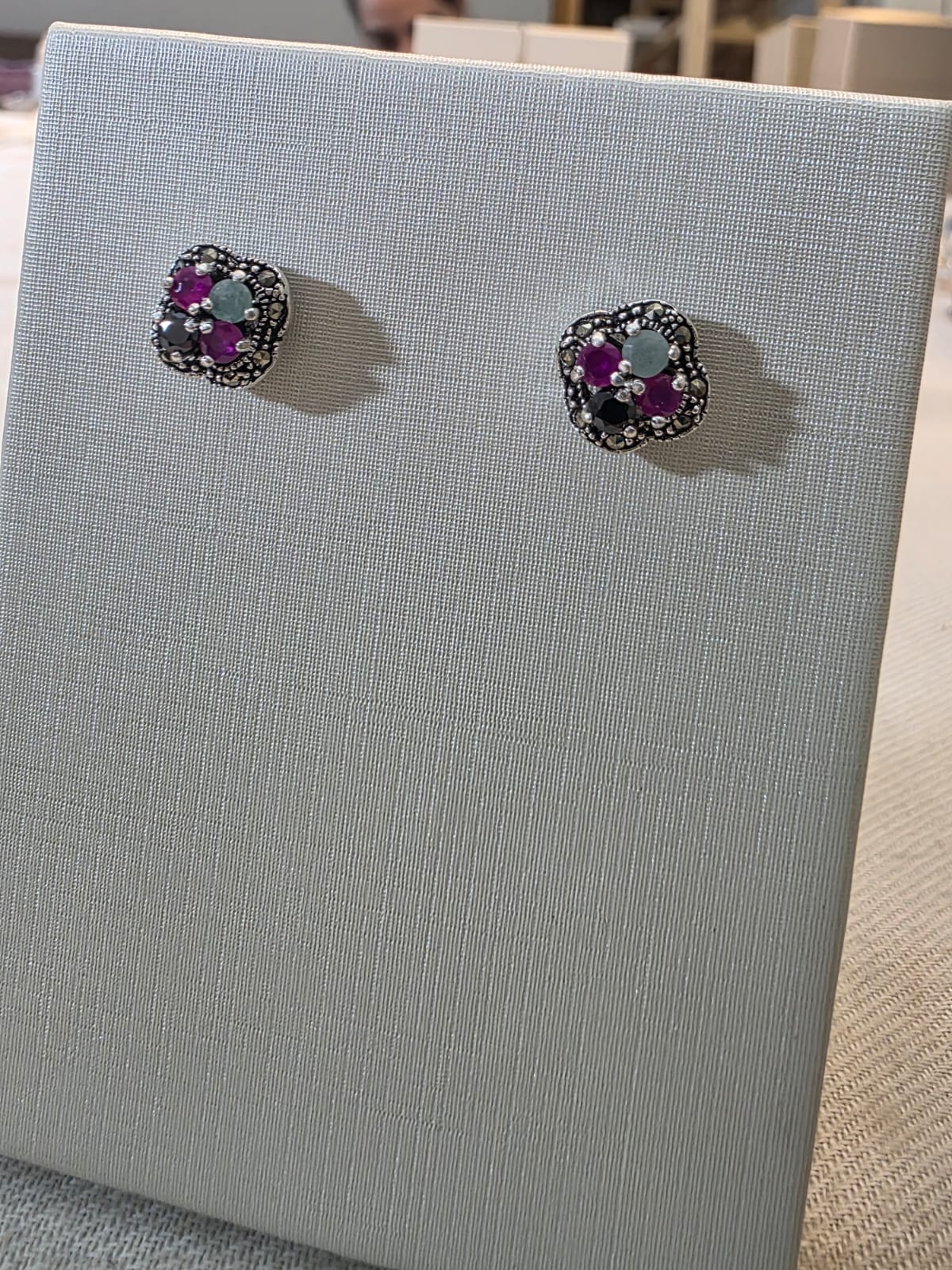 Brinco em Prata 925 e Rubi, Ônix e Esmeraldas bf288