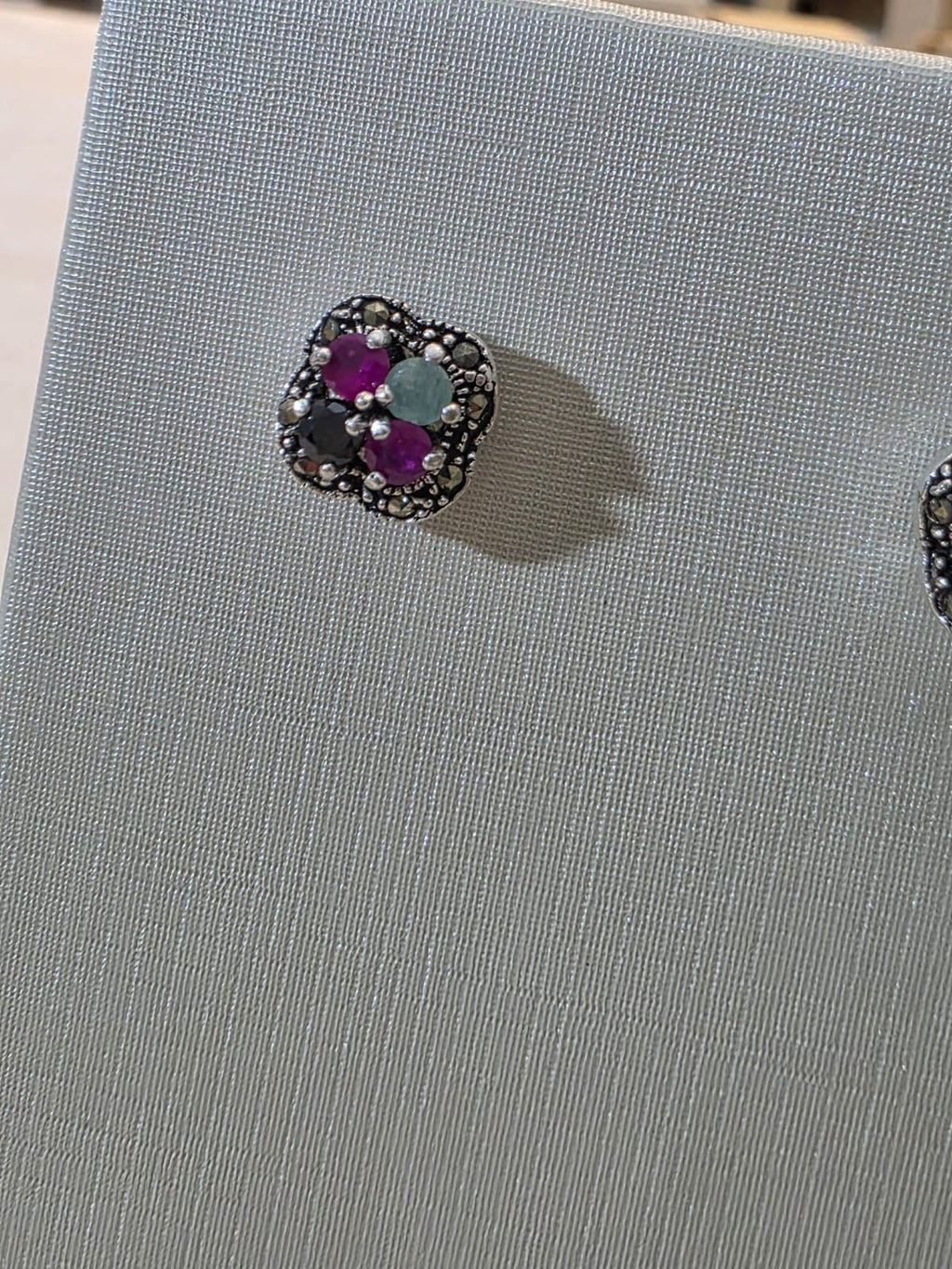 Brinco em Prata 925 e Rubi, Ônix e Esmeraldas bf288