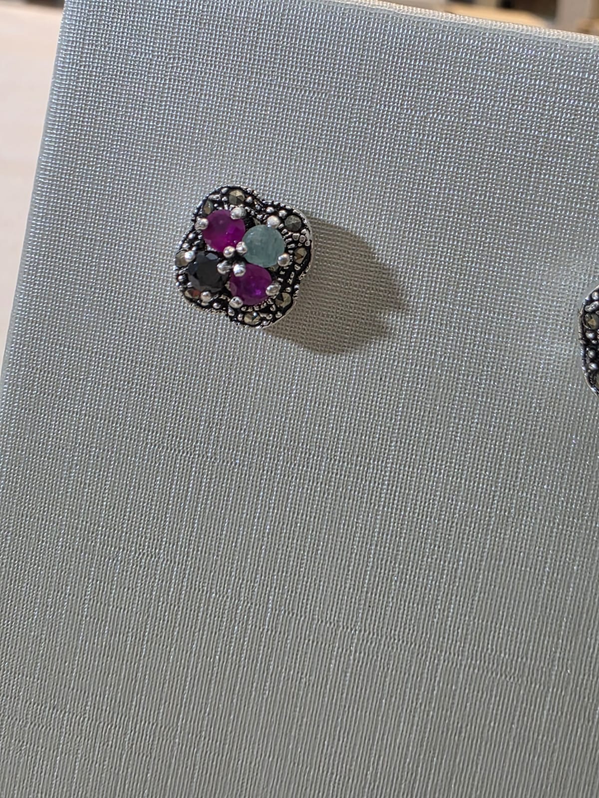 Brinco em Prata 925 e Rubi, Ônix e Esmeraldas bf288