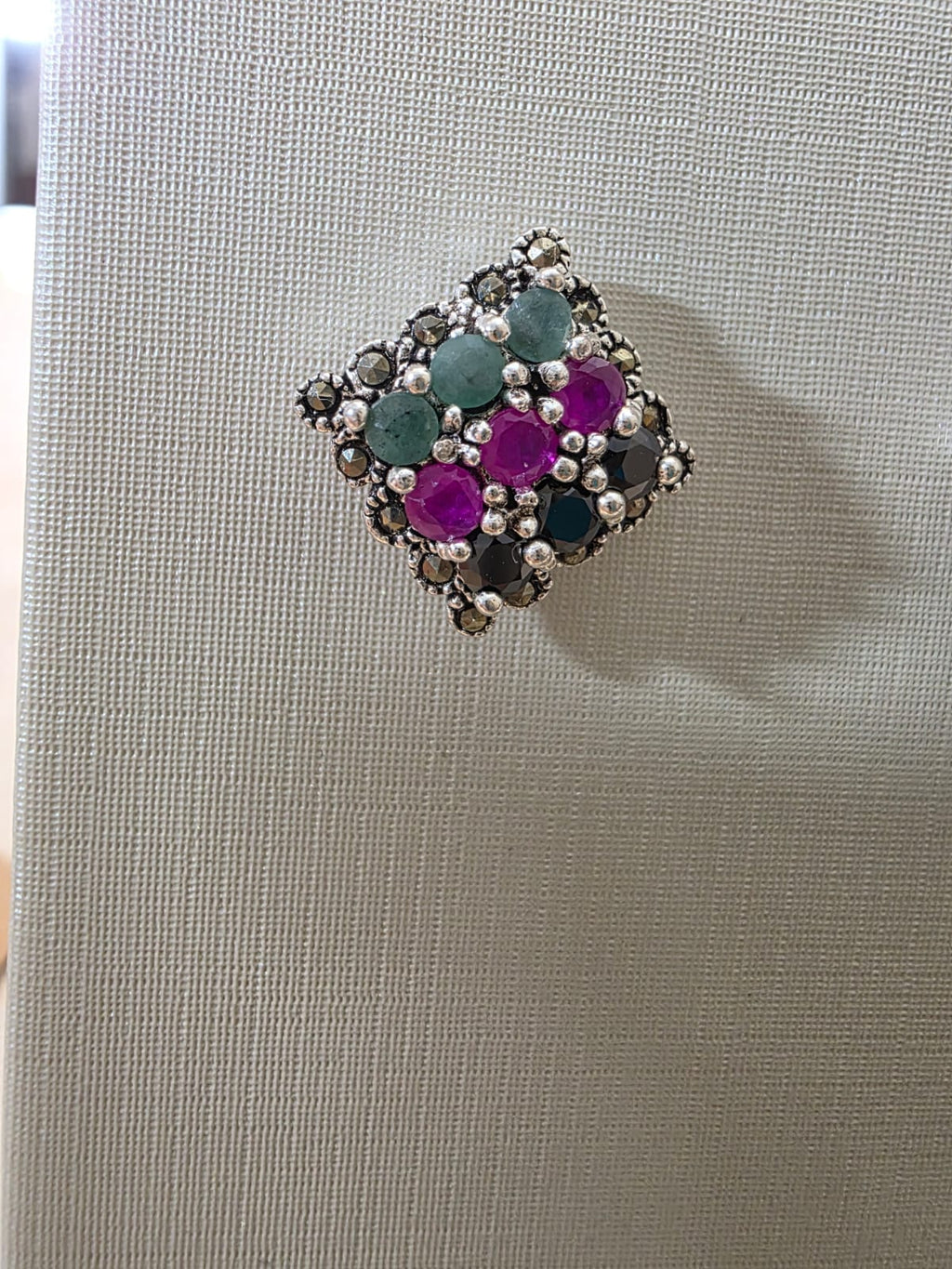 Brinco em Prata 925 e Rubi, Esmeralda e Ônix bf286