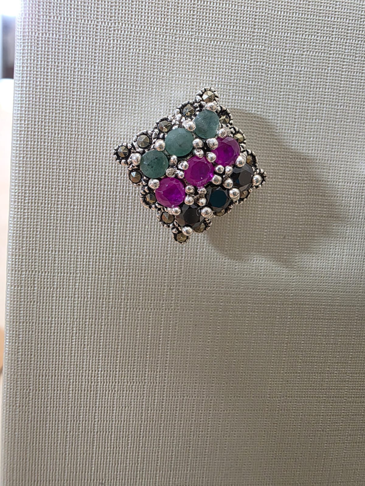 Brinco em Prata 925 e Rubi, Esmeralda e Ônix bf286