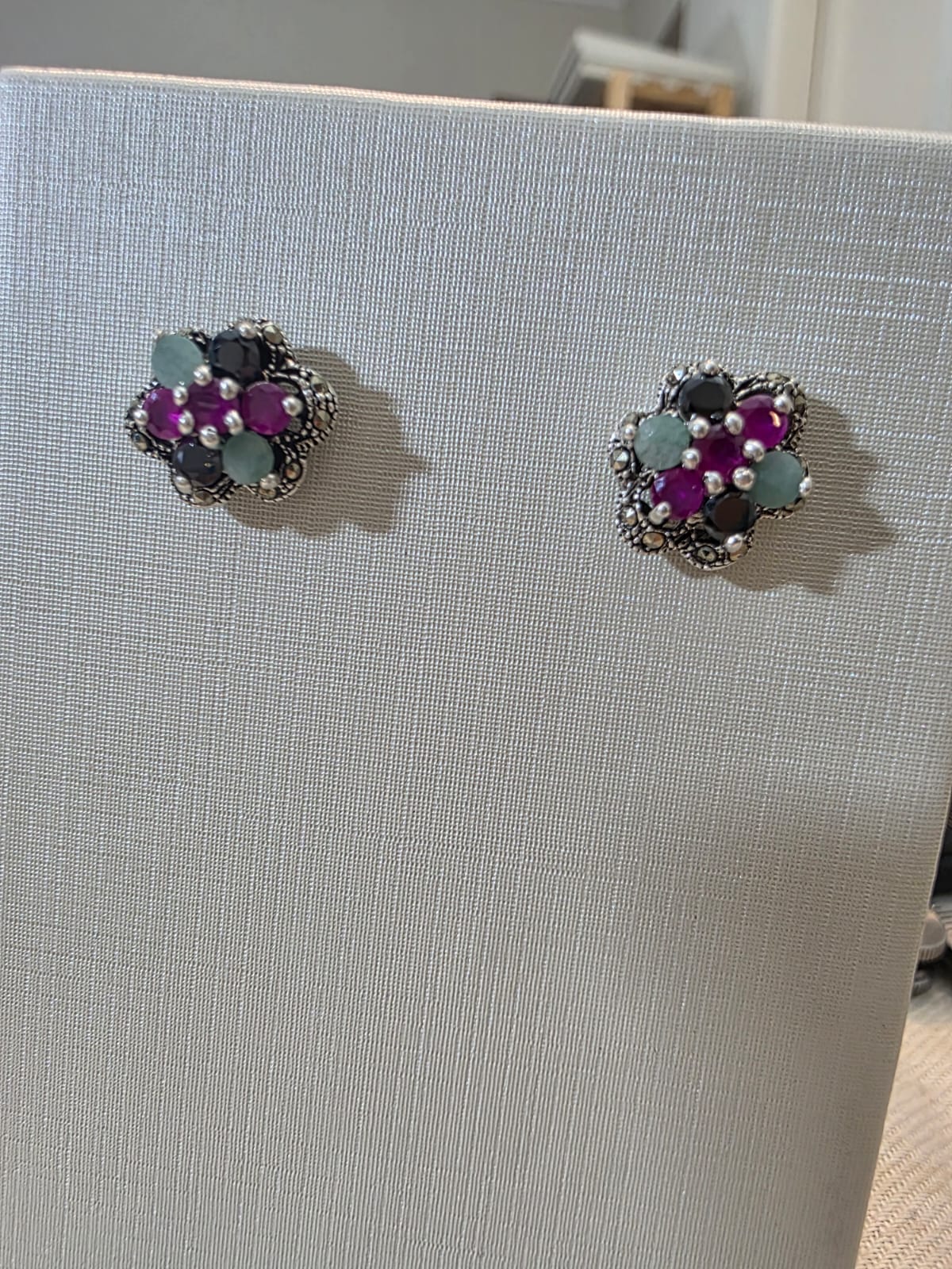 Brinco em Prata 925 e Rubi, Ônix e Esmeraldas bf278